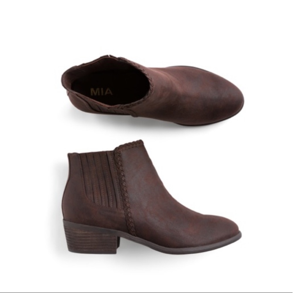 MIA Brown Booties Justin Braid Detail